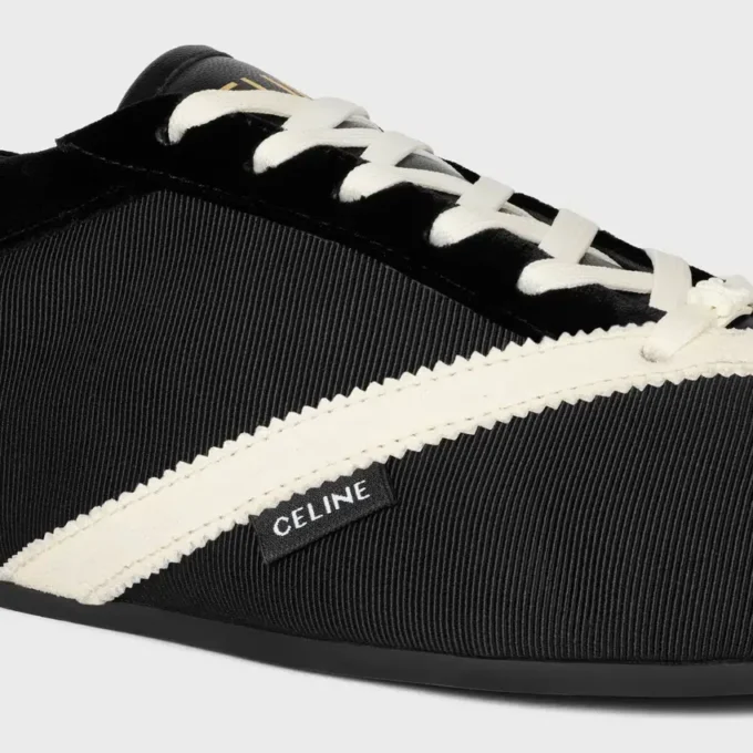 Las zapatillas planas en grosgrain, terciopelo, piel de cabra y piel de cordero Las zapatillas planas en grosgrain, terciopelo, piel de cabra y piel de cordero