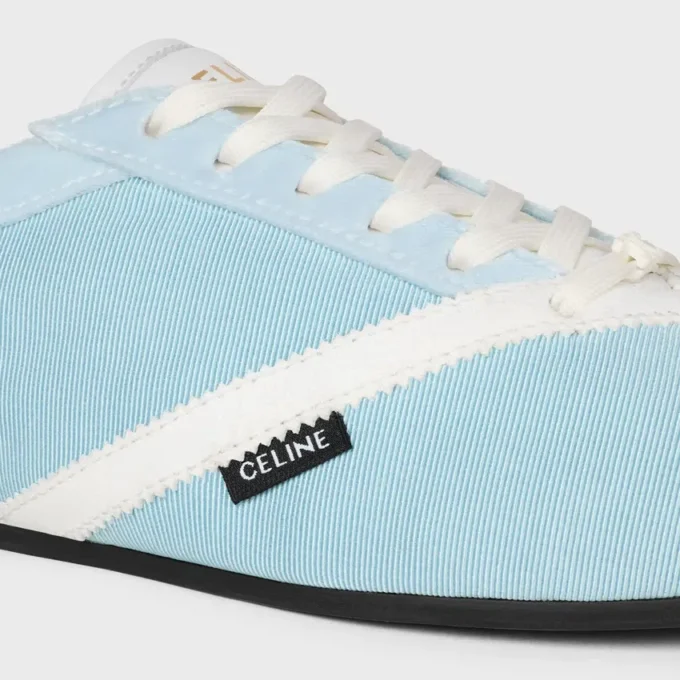 Las zapatillas planas en grosgrain, terciopelo, piel de cabra y piel de cordero