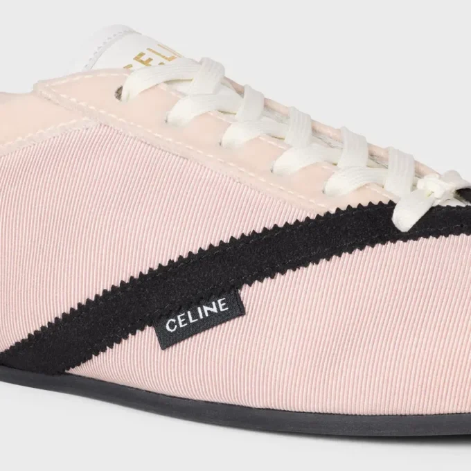 Las zapatillas planas en grosgrain, terciopelo, piel de cabra y piel de cordero