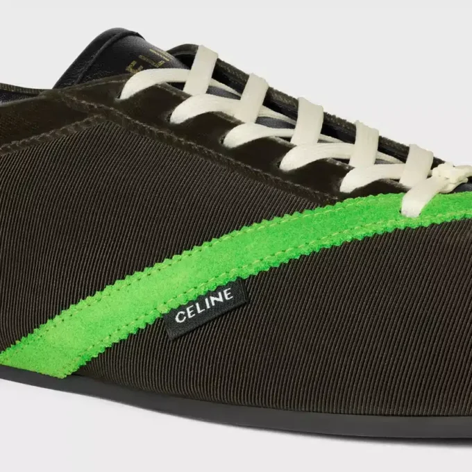 Las zapatillas planas en grosgrain, terciopelo, piel de cabra y piel de cordero Las zapatillas planas en grosgrain, terciopelo, piel de cabra y piel de cordero