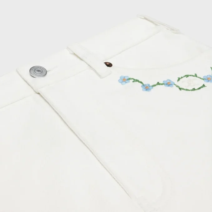 Minifalda bordada en denim blanco con lavado crudo Minifalda bordada en denim blanco con lavado crudo