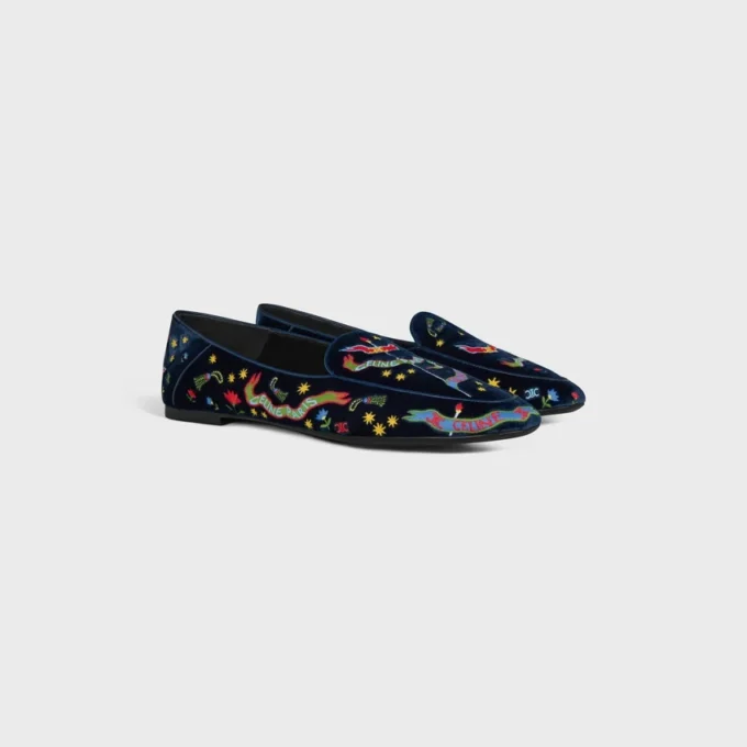Mocasines Aura en terciopelo bordado estilo universitario Mocasines Aura en terciopelo bordado estilo universitario
