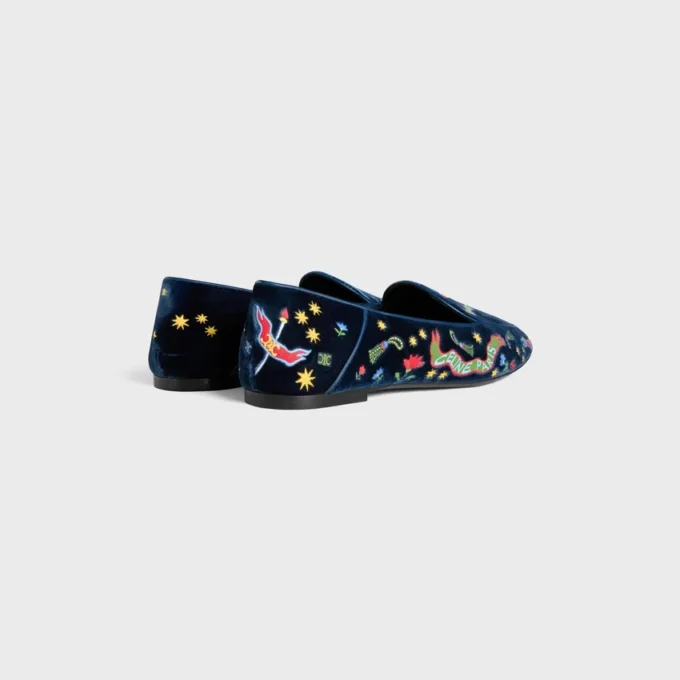 Mocasines Aura en terciopelo bordado estilo universitario Mocasines Aura en terciopelo bordado estilo universitario