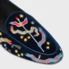 Mocasines Aura en terciopelo bordado estilo universitario Mocasines Aura en terciopelo bordado estilo universitario