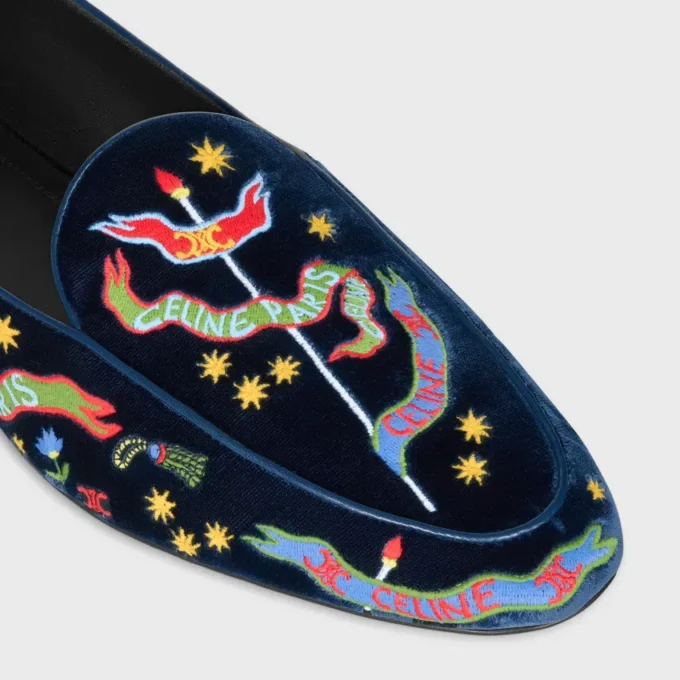 Mocasines Aura en terciopelo bordado estilo universitario Mocasines Aura en terciopelo bordado estilo universitario