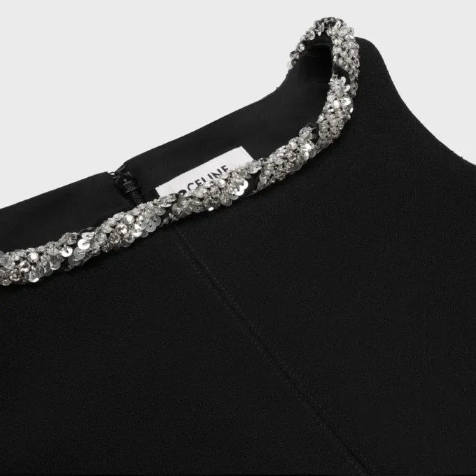 Vestido bordado en crepé de lana doble